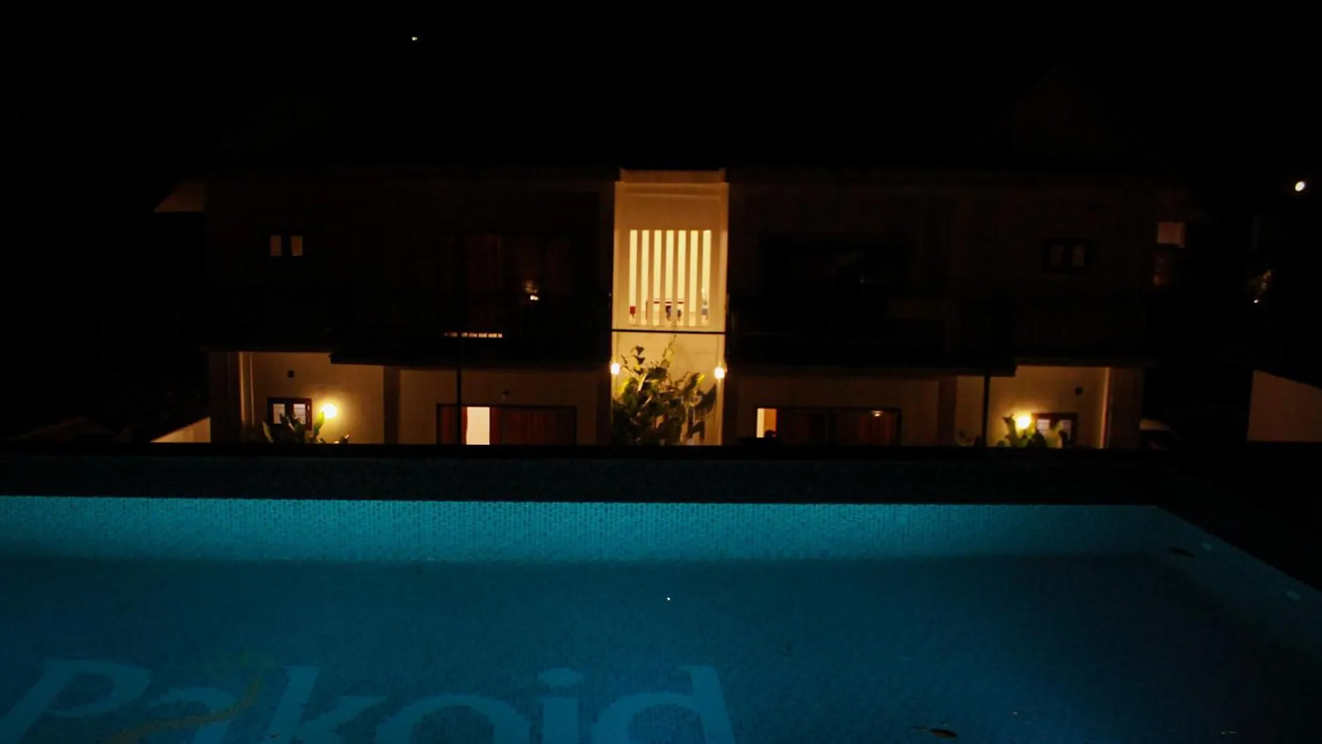 לינה וארוחת בוקר אידוקי Pakoid Cottages הודו